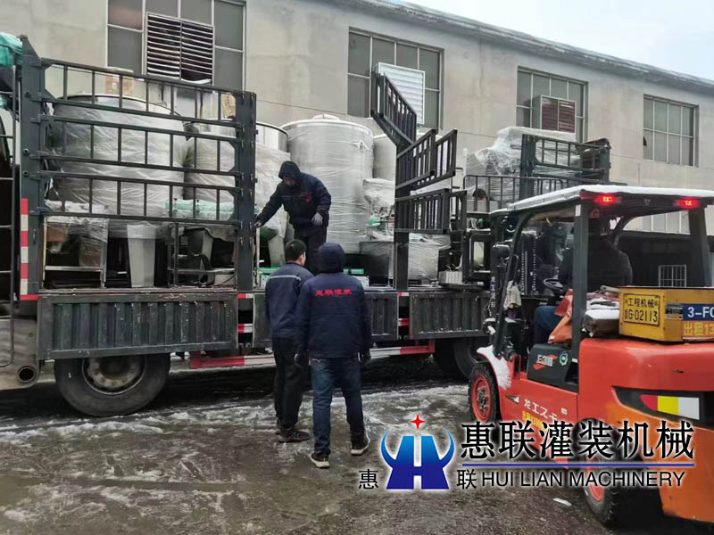 整套葡萄酒灌裝生產(chǎn)線連同儲(chǔ)罐發(fā)往河北滄州